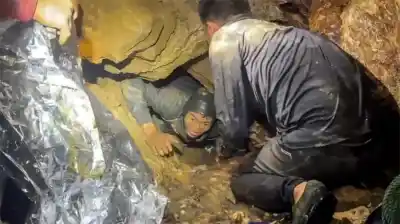 Atrapados 10 días en una cueva inundada: el desesperado momento en que los mineros salieron a la superficie