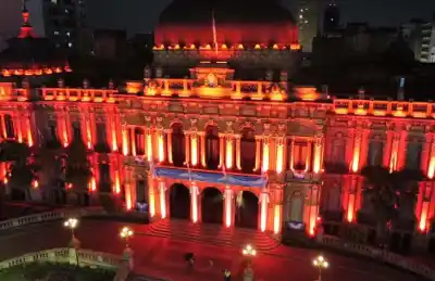 Iluminan la Casa de Gobierno de naranja y el mensaje detrás del color conmueve a todos