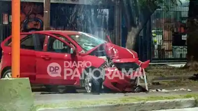 Impactó contra una columna de alumbrado y lo que encontraron adentro dejó helada a la policía