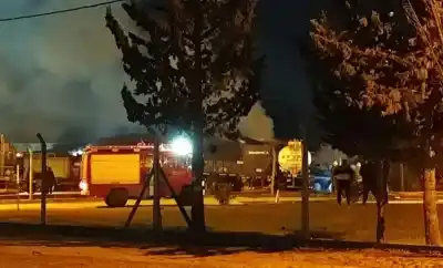 Un camión cisterna comenzó a arder en una planta de YPF y el humo se vio a kilómetros