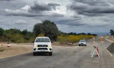 Hallaron un cuerpo maniatado dentro de una Traffic en Jujuy y buscan a un tucumano