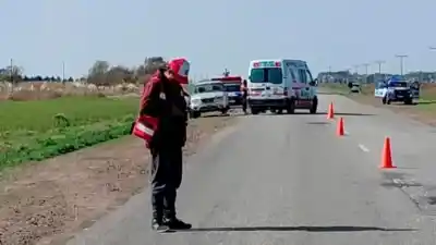 Quiso ayudar en la ruta y el acoplado de un camión lo mató al instante