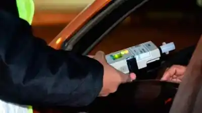 Camioneta municipal quedó retenida tras dar positivo en alcoholemia: lo que no se esperaban los agentes
