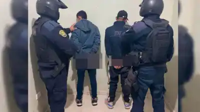 Dos hombres intentaron ocultar sus rostros en la calle: lo que la policía descubrió los dejó esposados