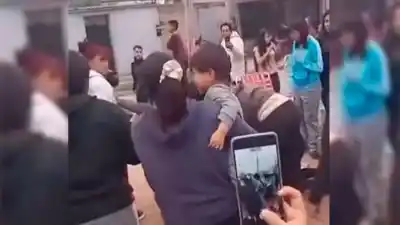 Feria del barrio Siglo XXI: una discusión por espacios de venta terminó en una violenta pelea entre mujeres