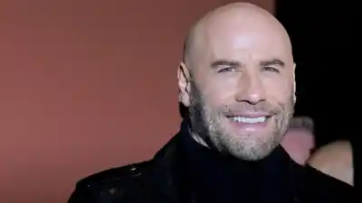 La increíble casa de John Travolta en Florida: tiene aviones estacionados en el jardín