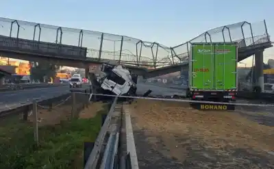 Chocó un camión contra el puente peatonal y ahora instalan una pasarela provisoria en la Panamericana