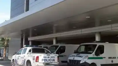 Un joven de 22 años recibió un disparo en la cabeza en inmediaciones de una cancha: el dramático hallazgo de la policía