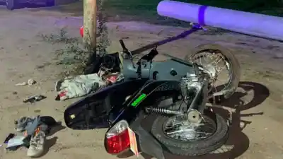 Perdió el control de su moto y el impacto contra un poste lo dejó gravemente herido