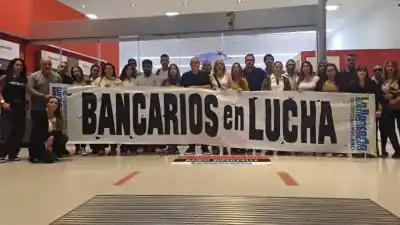 Se fueron a su casa y dejaron un vacío: la decisión que tomó un banco argentino y que tiene a empleados en alerta