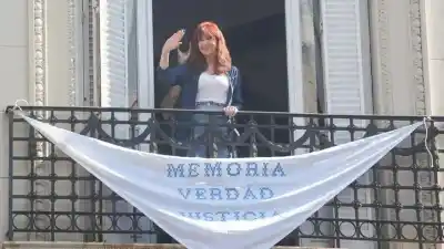 Circo, payasos y malabaristas: la particular protesta frente a la casa de Cristina Kirchner