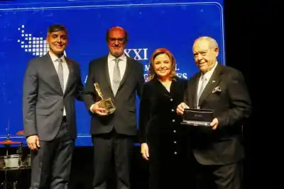 Reconocieron a dos históricos del periodismo local: uno de ellos lleva 43 años en el mismo medio