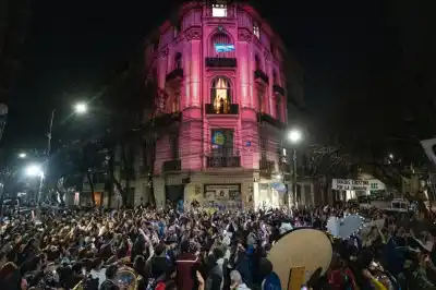 Proyectaron la Casa Rosada en su edificio y Cristina Kirchner salió al balcón: el video que emocionó a los militantes