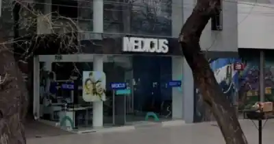 Destrozaron la puerta de una obra social en pleno centro: lo que buscan las cámaras