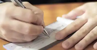 Entregó cheques sin fondos a una empresa de transporte y lo que pasó después es insólito