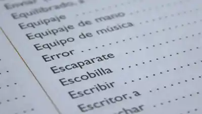 No es “por si acaso” ni “porsiacaso”: lo que la RAE escondió en el diccionario te va a dejar helado