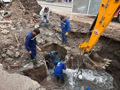 Una fuga en el acueducto El Cadillal tiene en vilo a la SAT: evalúan cortar el agua en San Miguel de Tucumán