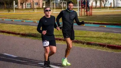 Perdió la vista por completo pero hoy es uno de los pocos ciegos en correr ultramaratones: su próxima meta es récord