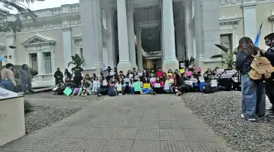 Estudiantes de la UNT se movilizan por denuncias de acoso y exigen respuestas urgentes