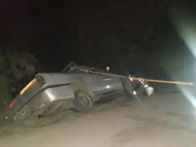 Quedó Colgada en el Barrio Ibatín: “Camioneta casi cae una acequia con agua hervida”