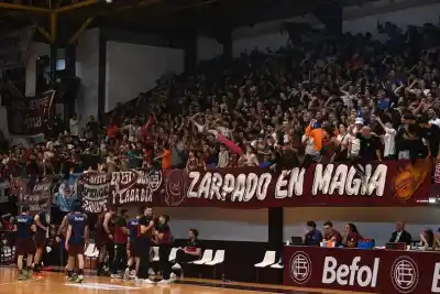 Lanús ganó, pero la pelea en la tribuna opacó la fiesta del ascenso
