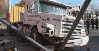 Un camión fuera de control sembró el caos en Pellegrini: lo que dejó a su paso es escalofriante