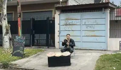 A los 19 años, comenzó vendiendo pizzas en la vereda y un video lo volvió millonario en redes