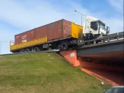 Chocó contra el guardarrail en la Panamericana y el tanque de combustible cayó sobre la cabeza de un peatón