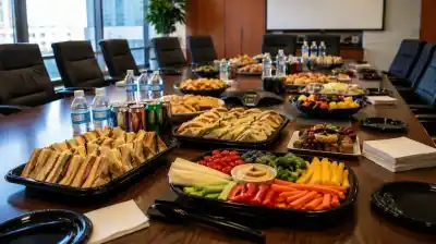 Gastó 642 dólares en catering para una reunión y lo echaron: lo que pasó después es increíble