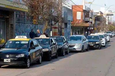 Ocho taxistas llevan a Uber, DiDi y Cabify a la justicia por un monto millonario que sorprende