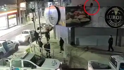 Entraron a robar en una fábrica de pastas en Lanús, los cercó la Policía y lo que pasó en el techo dejó helados a todos