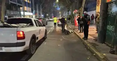 Una mujer cruzó por la senda peatonal y una camioneta la embistió en pleno centro