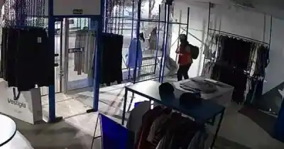 Rompió una vidriera para robar prendas de vestir y lo atraparon cuando huía con las bolsas