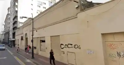 Alumno encontró un objeto en el salón y el preceptor no lo podía creer