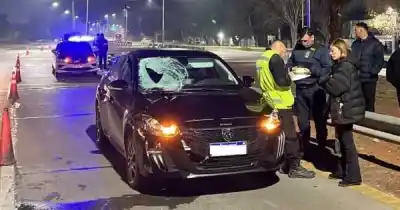 Corrió para cruzar la calle y un Peugeot 308 la dejó con fractura de húmero
