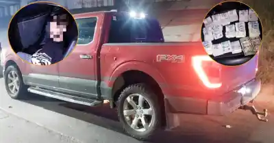 Lo detuvieron por conducción peligrosa y cuando abrieron su mochila descubrieron algo inesperado