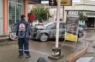 Un Auto terminó en la Vereda tras un fuerte Choque en Monteros