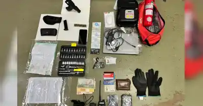 Cayeron dos sospechosos de escruches en Fisherton, Maciel y Zavalla: tenían un inhibidor de señal y una pistola