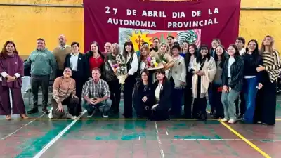 Tras décadas de enseñanza, una profesora deja su cargo y la comunidad no oculta su emoción