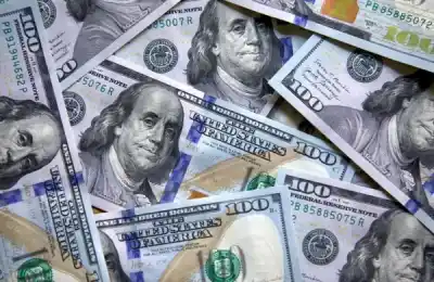 El dólar oficial alcanza su nivel más alto en cuatro meses y supera al blue