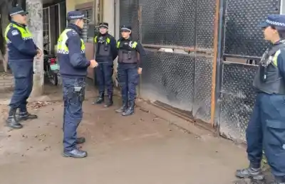 Se desató un incendio en una vivienda y lo que hicieron los policías al llegar dejó a todos sorprendidos