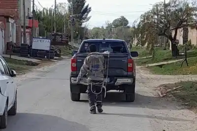 Robó en un supermercado y el dueño lo ató a su camioneta para arrastrarlo por la calle