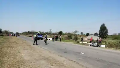 Cuatro Hospitalizados al Chocar Moto y Auto en Los Sosa