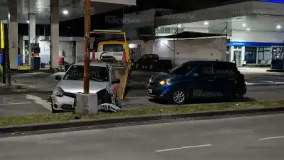 Perdió el control en avenida Belgrano y lo que encontraron en el interior del auto sorprendió a todos