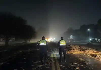 Se rompió el enganche de un camión y la carga de caña quedó esparcida en plena ruta