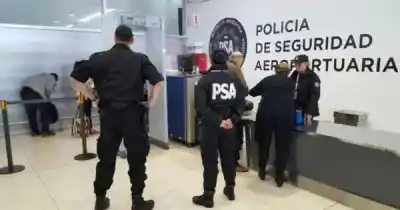 Se negó a pagar el equipaje, forzó el ingreso al avión y mordió a una policía