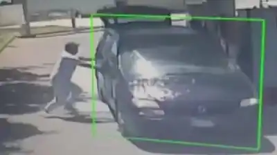 Los encerraron en un auto y los prendieron fuego: el horror que dejó helada a Italia