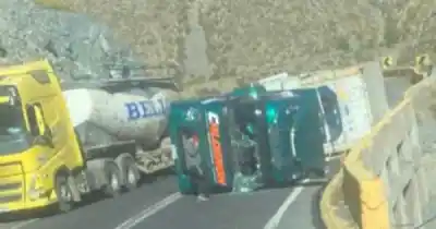 Camión volcó en la Ruta 60 de Chile: el conductor salió ileso pero el tránsito quedó reducido