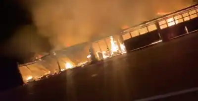 VIDEO| Feroz Incendio en El Indio acabó con los Puestos de Artesanías