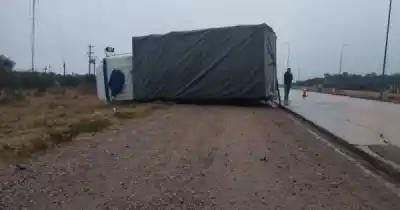 Volcó en la autopista y apuntó contra el estado de la banquina: su descripción heló a los presentes